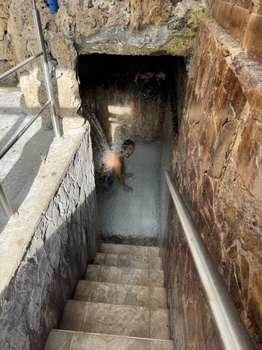 A room with a powerful stream of water at the hot springs in Churin